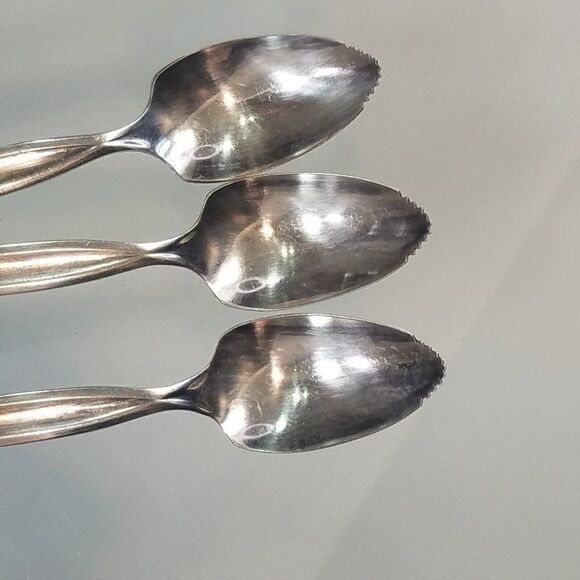 3 Vintage WM Rogers MFG CO Serrated Grapefruit Spoons Silverplate 6 In long - Picture 5 of 8